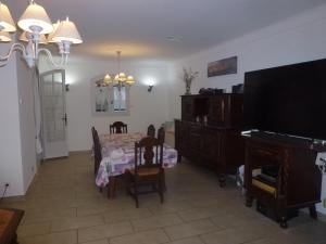 Μια τηλεόραση ή/και κέντρο ψυχαγωγίας στο Chambre d'hôtes La Pinede