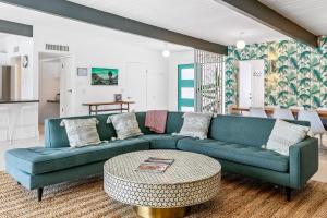 棕櫚泉的住宿－Alexander on Bedford，客厅配有蓝色的沙发和桌子