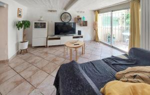 a living room with a couch and a tv and a table at 1 Bedroom Cozy Apartment In Toulon in Toulon