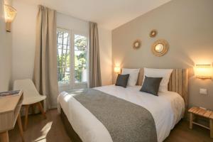 sypialnia z dużym łóżkiem i oknem w obiekcie Farniente Saint Tropez IV w Saint-Tropez