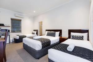 Amaroo Motel Tumuts Best Accommodation客房内的一张或多张床位