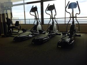 una fila di cyclette in una stanza con finestra di Zafiro Reñaca a Viña del Mar