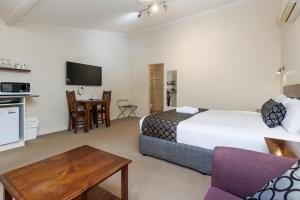 Amaroo Motel Tumuts Best Accommodation客房内的一张或多张床位