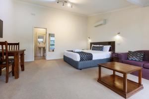 Amaroo Motel Tumuts Best Accommodation的休息区
