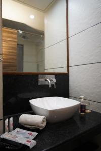 Un baño con un gran lavabo blanco sobre una encimera. en Spree Hotel Jaipur, en Jaipur