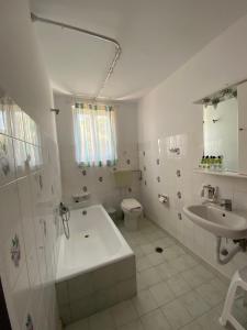 Koupelna v ubytování Douskos Uptown Living + 37 fotografií