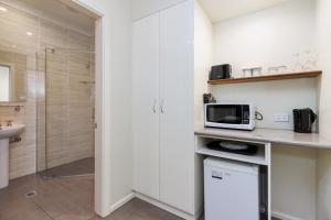 Amaroo Motel Tumuts Best Accommodation的厨房或小厨房