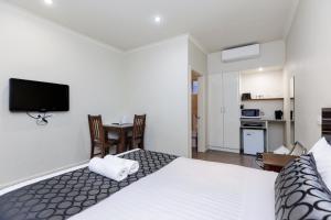Amaroo Motel Tumuts Best Accommodation的厨房或小厨房