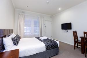 Amaroo Motel Tumuts Best Accommodation客房内的一张或多张床位