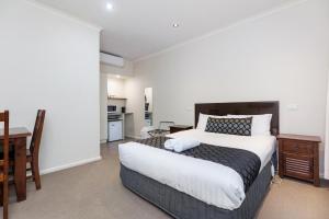 Amaroo Motel Tumuts Best Accommodation的厨房或小厨房