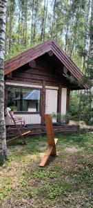 a small cabin in the middle of a forest at Pedaja Puhketalu in Nulga