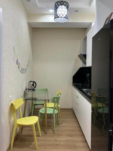 Virtuvė arba virtuvėlė apgyvendinimo įstaigoje Vazi Aparthotel