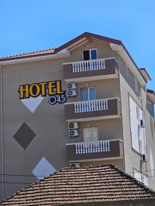 un cartello dell'hotel sul lato di un edificio di Hotel 045 a Shkodër