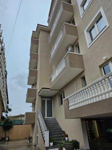 un edificio de apartamentos con escaleras laterales en Hotel 045, en Shkodër