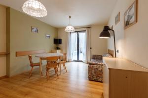 TV a/nebo společenská místnost v ubytování Chalet Silvi Residence