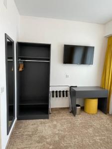 Televisyen dan/atau pusat hiburan di THE PLACE HOTEL - Frankfurt City Messe +8 gambar