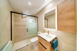 Ένα μπάνιο στο Apartamento San Lazaro a 5 Min Pabellon Principe Felipe con opcion a Parking