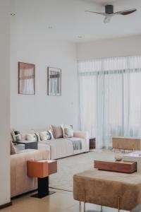 Una sala de estar blanca con un sofá y una mesa. en Waves and Whispers -by Hestia Living, en Mombasa