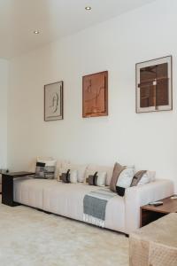 Un sofá blanco en una sala de estar. en Waves and Whispers -by Hestia Living, en Mombasa