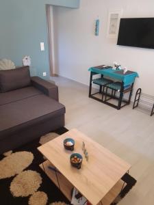 salon z kanapą i stołem w obiekcie Home Sweet Home Prevezas w Prewezie