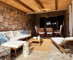 パラーウにあるCasa Di Gio - Sardinia - Porto Mannuのパティオ(ソファ、テーブル、椅子付)