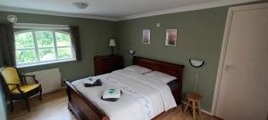 a bedroom with a bed with two towels on it at Vakantiehuis Rust & Ruimte in Boekel