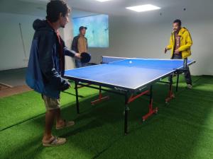 Stolní tenis v ubytování Bunk Central Hostel nebo okolí