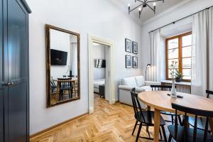 Et tv og/eller underholdning på EASY RENT Apartments- Fontana Boutique + 91 billeder