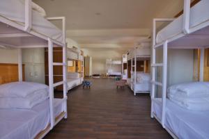 Postel nebo postele na pokoji v ubytování Bunk Central Hostel