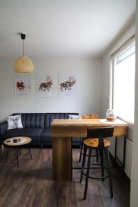 un salon avec une table et un canapé dans l'établissement Rovaniemi City Centre Apartments, à Rovaniemi