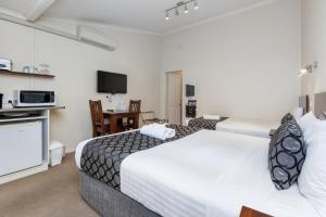 Amaroo Motel Tumuts Best Accommodation客房内的一张或多张床位