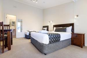 Amaroo Motel Tumuts Best Accommodation客房内的一张或多张床位