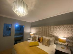 Ένα ή περισσότερα κρεβάτια σε δωμάτιο στο Bel Air 2 +43 φωτογραφίες