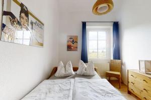 a bedroom with two beds and a window at Ferienhaus alte Dorfschule Dolgen in Dolgen +20 photos