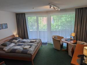 Postel nebo postele na pokoji v ubytování Apartment mit Balkon und Pool, zentral am Waldrand