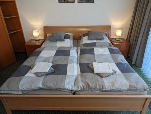 Postel nebo postele na pokoji v ubytování Apartment mit Balkon und Pool, zentral am Waldrand