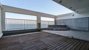松山市にある瀬戸内リゾートホテルの建物にある2つの大きな窓がある空の部屋