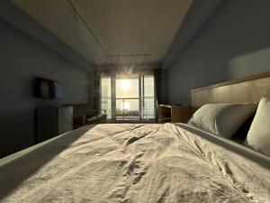 Postel nebo postele na pokoji v ubytování 那界灣海景民宿 Dulan Najie Bay Inn