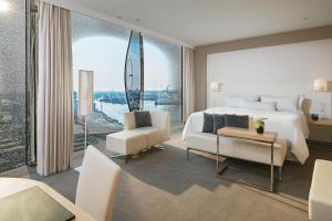 Postel nebo postele na pokoji v ubytování The Westin Hamburg Elbphilharmonie