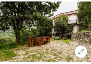 Zahrada ubytování Tirthan Crest Homestay