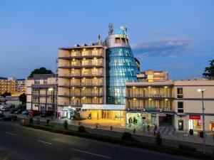 サニービーチにあるGreen Studio Hotel Sol e Marの通りの前にガラス塔がある建物
