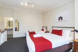 Amaroo Motel Tumuts Best Accommodation客房内的一张或多张床位