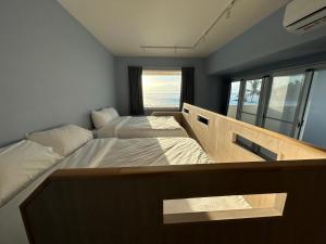 Postel nebo postele na pokoji v ubytování 那界灣海景民宿 Dulan Najie Bay Inn