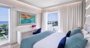 een slaapkamer met een bed en uitzicht op de oceaan bij Hotel Atlantic in Riccione