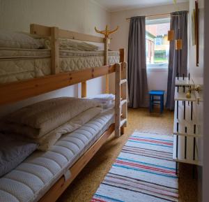 2 literas en una habitación con alfombra en Nordbo - unik plass med utsikt over Rambergstranda en Ramberg