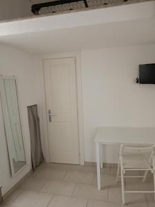 a white room with a table and a door at Laura in Gallipoli