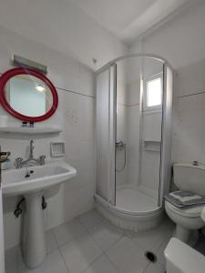 Koupelna v ubytování ΕΙΡΗΝΗ Studios + 16 fotografií