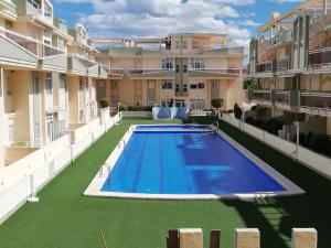 The swimming pool at or close to Delfines III Solo Familias Serviplaya