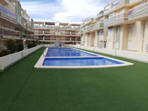 The swimming pool at or close to Delfines III Solo Familias Serviplaya