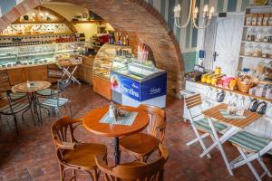 restauracja ze stołami, krzesłami i ladą w obiekcie Ubytování Kroupa w mieście Dolní Dunajovice